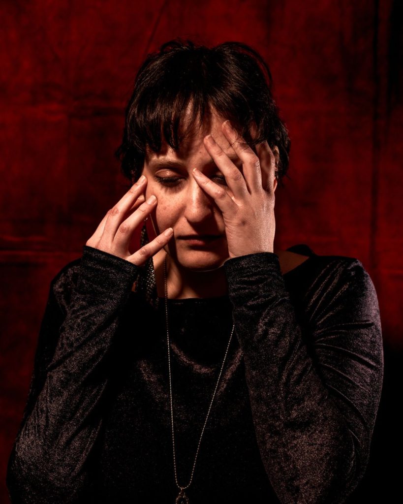 autoritratto di donna che si copre il volto